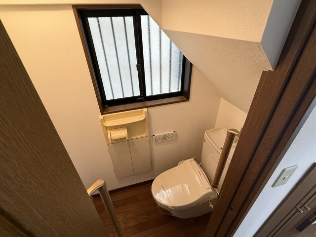 西舞子8丁目戸建のトイレ