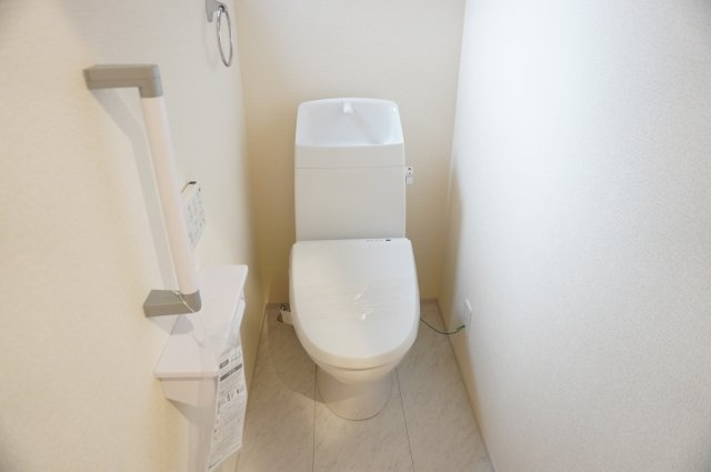 越谷市伊原2丁目 新築分譲住宅のトイレ|2階