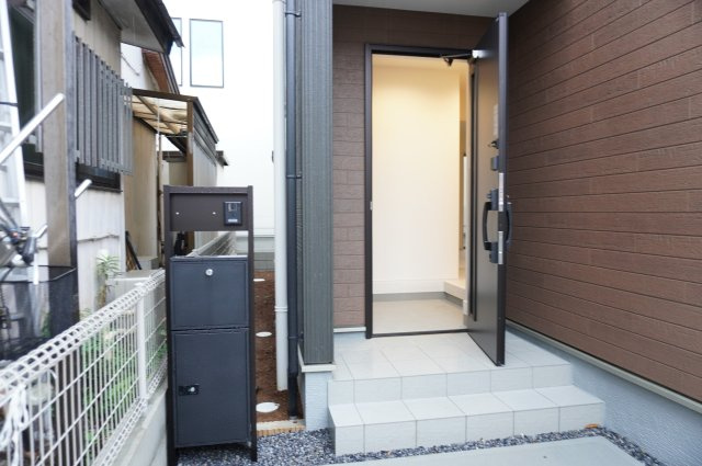 越谷市伊原2丁目 新築分譲住宅の玄関