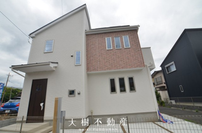 【外観】 | 綾瀬市寺尾釜田3丁目 新築戸建て 全1棟【仲介手数料無料】 | 宅地建物取引士による不動産のご説明・現地のご案内、住宅金融普及協会住宅ローンアドバイザーが住宅ローンのアドバイスから融資実行までのお手伝いをしっかりサポートします♪