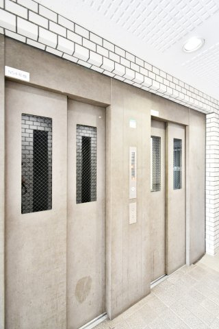 パーク上尾弐番館のその他共用部分|共用部にはエレベーターが設置されており、重い荷物がある日やベビーカーをご利用の際も安心です。タイル貼りの清潔感あるホールにあり、全539戸のビッグコミュニティを支える大切な設備です。