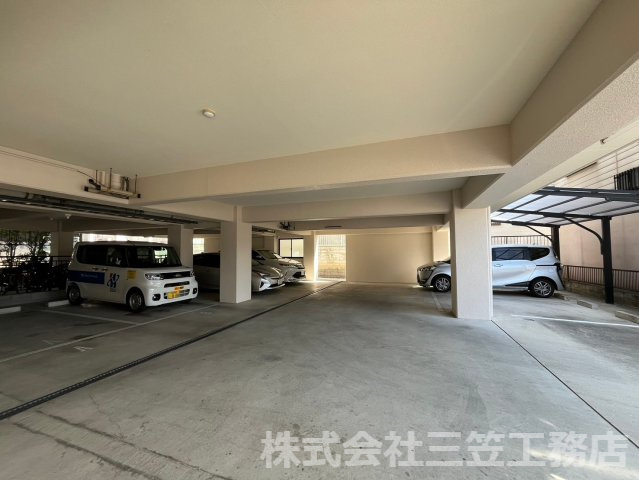 SS薬師谷の駐車場|部分的に屋根付き
