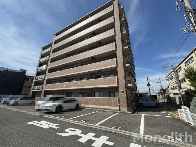 ロイヤルヴェール山下の駐車場
