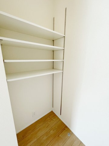 新築戸建・新築建売　玉村町板井　玉村小学校・玉村中学校の収納|可動棚付きの見せる収納！