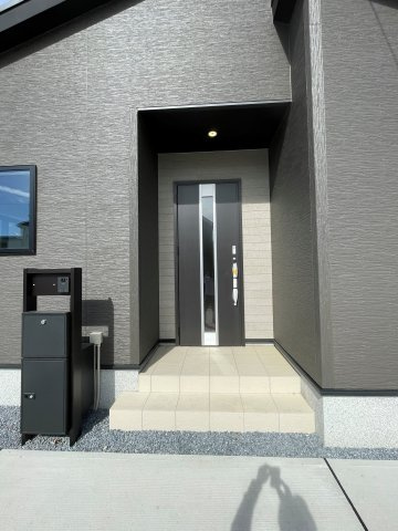 新築戸建・新築建売　玉村町板井　玉村小学校・玉村中学校の玄関|カメラ付きインターホン、メールボックス、宅配ボックスが一体化！