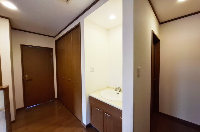 岸和田市岡山町の内装|2Fホール：2Fにも洗面台と収納（クローゼット＋物入）があります。