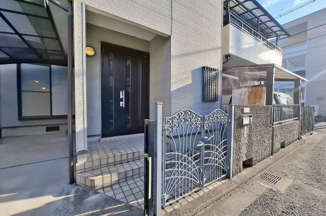 岸和田市加守町3丁目の設備|玄関ポーチ