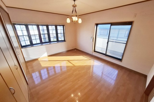 岸和田市尾生町5丁目の寝室|洋室1：約10帖。ゆとりがあり、主寝室にもおすすめです。