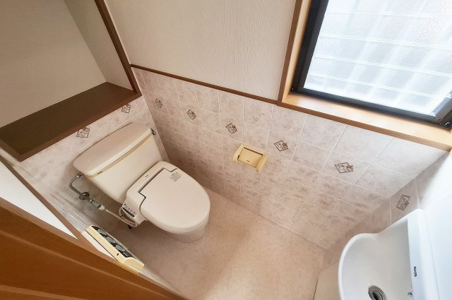 岸和田市尾生町5丁目のトイレ|1階トイレ：各階にトイレがあり、朝の混雑時にも便利です。