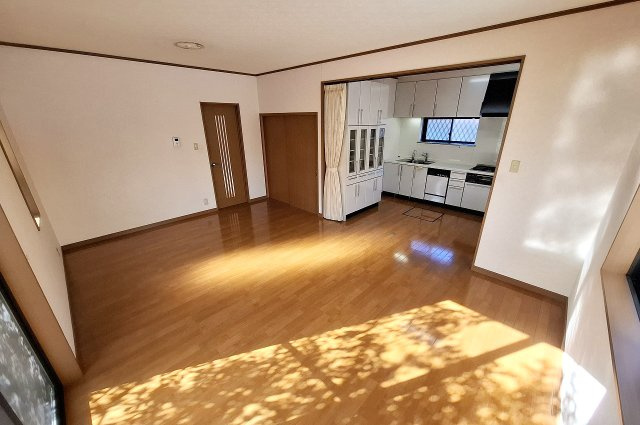 岸和田市尾生町5丁目の居間・リビング|LDK：約17.5帖の広さがあり、家具の配置で食事と団らんのスペースを分けやすい間取りです。