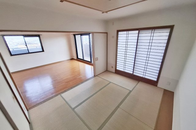 ライオンズマンション二色浜の内装|和室：バルコニーに面した明るいお部屋です。