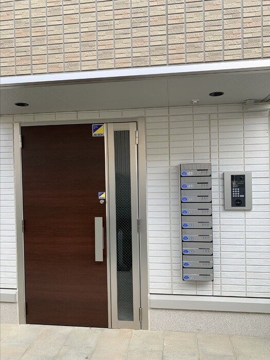 今泉ハイツBのエントランス