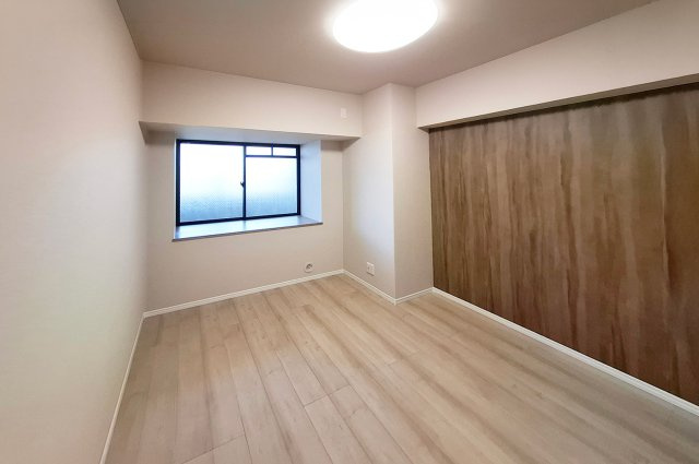 ジュネス楠台の寝室|洋室1：出窓付きの明るいお部屋です。