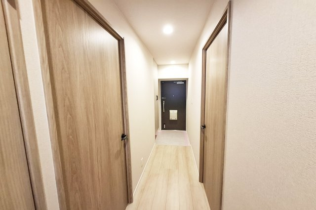 ジュネス楠台の玄関|玄関・廊下：土間フロアタイル・玄関框を新調、クロス・フローリングを貼替え済み。