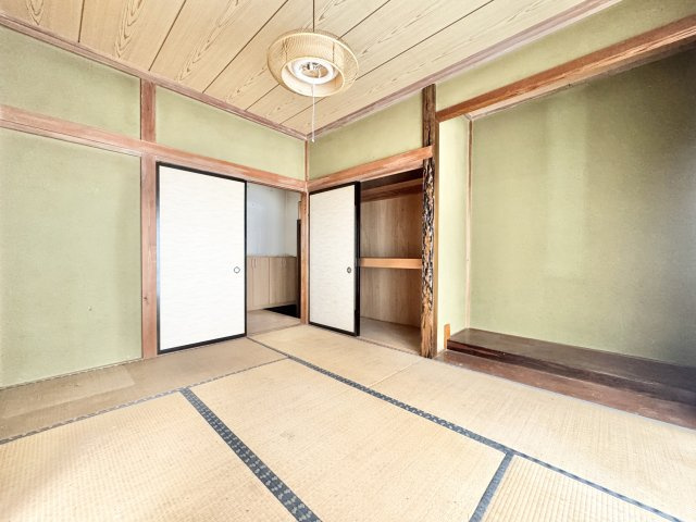 富塚町の和室|1F 和室　約6帖の和室には押入れや床の間がありゆったりと過ごすことができます♪