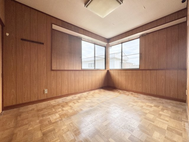 富塚町の洋室|2F 洋室 約6帖の洋室は2面採光で換気しやすくお子様のお部屋としてお使いいただけます。