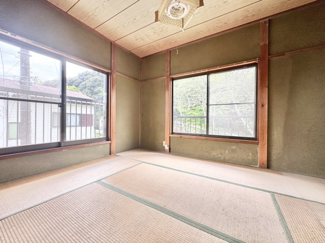 富塚町の和室|2F 和室　約9.3帖の和室も同様に2面採光で明るく主寝室としてお使いいただけます。