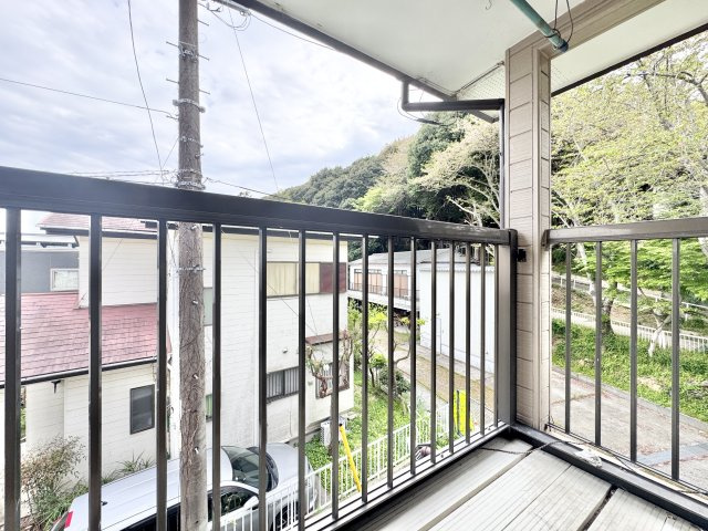 富塚町のバルコニー|2F 洋室から行き来できるベランダで洗濯物が良く乾きそうですね☆
