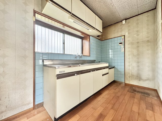 富塚町のキッチン|広いキッチンには大きな窓があり風通しが良く、収納棚も沢山あり便利です。