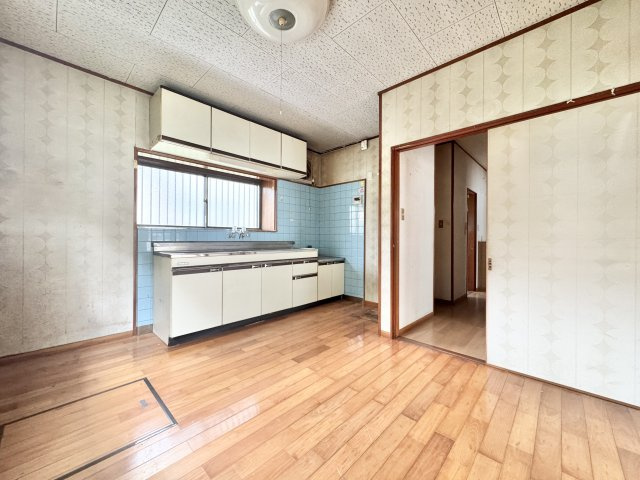 富塚町のキッチン|リビングへとつながっておりキッチンが広く見え家族団欒ができますね♪