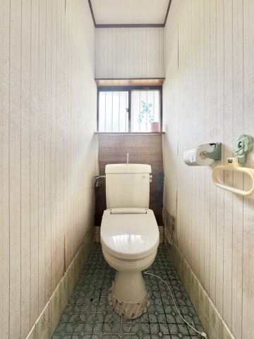 富塚町のトイレ|トイレには換気できる窓がついており壁が白いので日の光で明るくみえます。