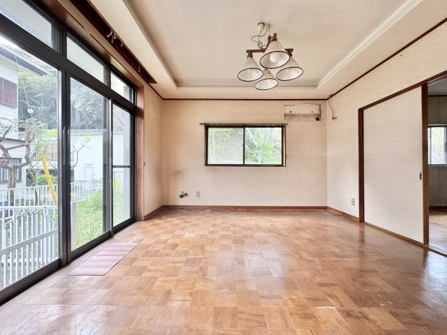 富塚町の居間・リビング|木目の床でお掃除しやすく大きな窓があり明るく風通しの良いリビングです。