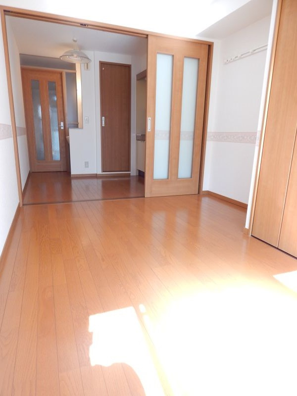 井上マンションの洋室|明るい洋室です
