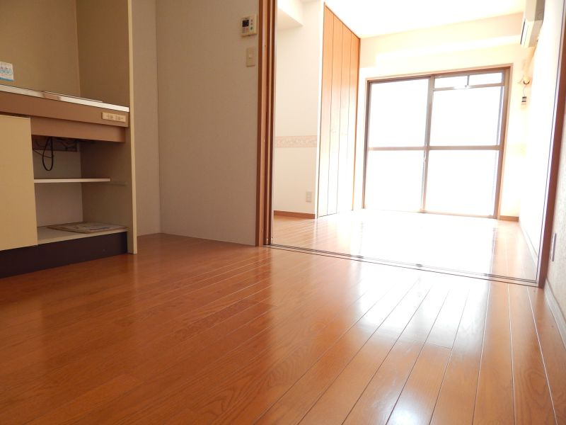 井上マンションの居間・リビング|こちらのリビングで趣味の時間をお楽しみください