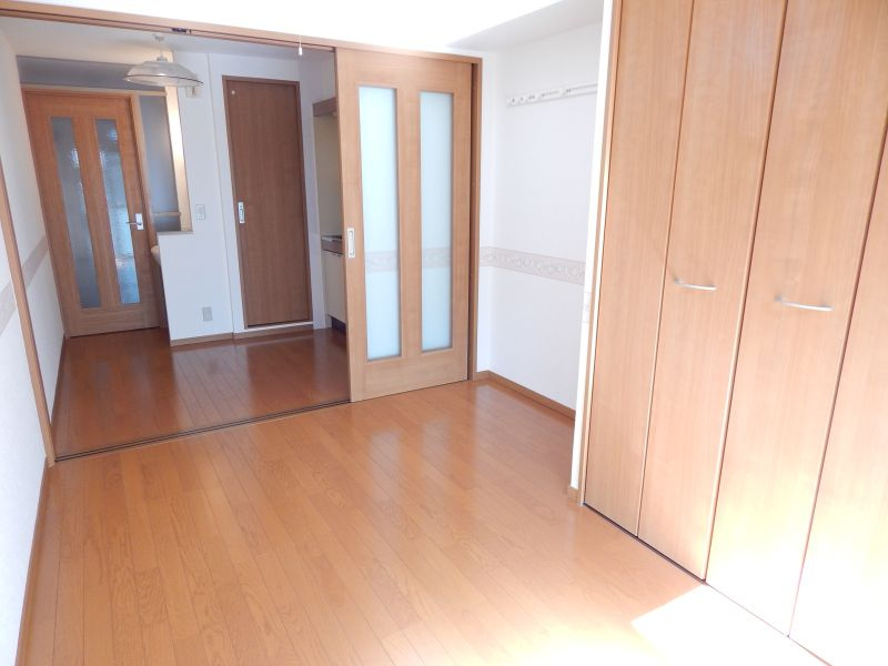 井上マンションの寝室|開放的な寝室です