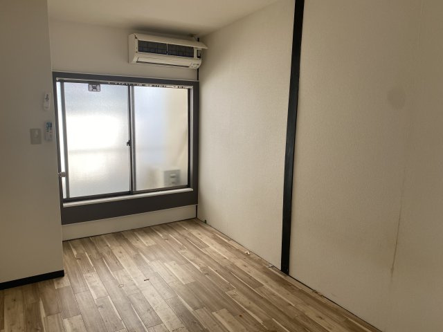 庭井ハイツの洋室|落ち着いた色調の洋室です
