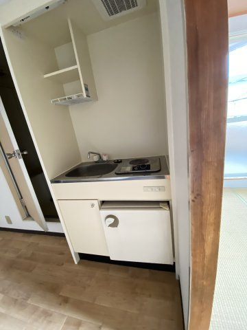 清水丘マンションのキッチン|コンパクトなキッチンで掃除もラクラク