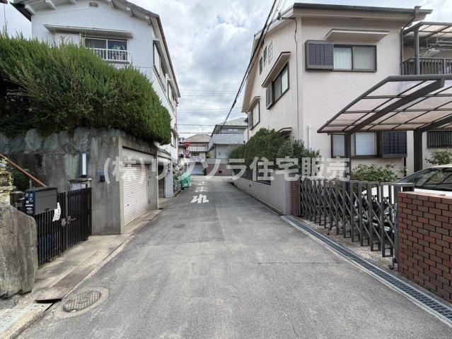 成田東町　新築一戸建ての前面道路含む現地写真