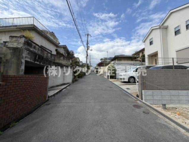 成田東町　新築一戸建ての前面道路含む現地写真