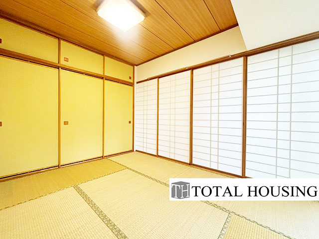 【和室】 | 新さっぽろシティハウス | 和室　約6.0帖
LDKに隣接する和室は、襖を開放すればLDKと繋がります。夜間は個室にスイッチすることも可◎ご家族のライフステージに合わせた空間を創ることができる便利なお部屋です！