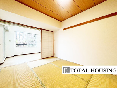 【和室】 | 新さっぽろシティハウス | 和室　約6.0帖
畳の香りと落ち着いた雰囲気が魅力で、リラックスした時間を過ごせます。襖を開放すれば約4.0帖のフリールームとも繋がり陽当たりの良い広いお部屋になります♪