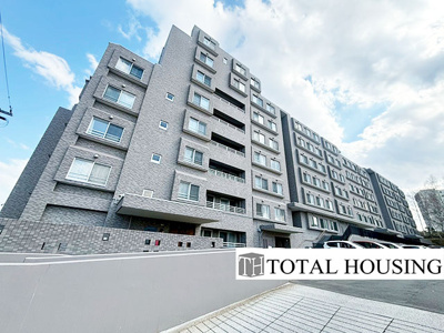 【外観】 | 新さっぽろシティハウス | 流行に左右されず、将来にわたって価値が継続する「上質」な佇まい。おしゃれな雰囲気や自然の潤い、親しみやすさといった暮らしを豊かにしてくれる住空間です。