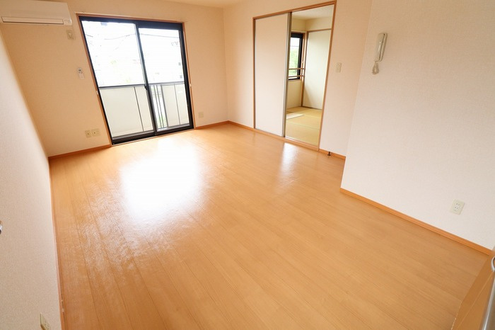 エスコルタ新町 Bの居間・リビング|リビング