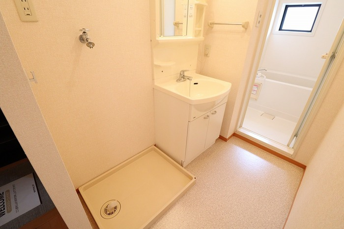 エスコルタ新町 Bの独立洗面台|洗面室