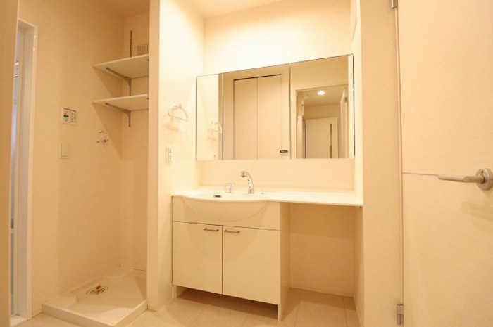 伊佐山ハイツの独立洗面台|大型洗面化粧台