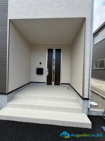 秦野市東田原第11　新築戸建　全4棟2号棟の玄関