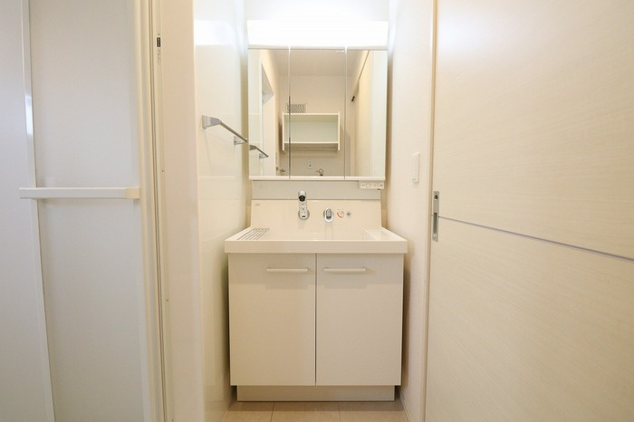 モンブランの独立洗面台|三面鏡付き洗面化粧台