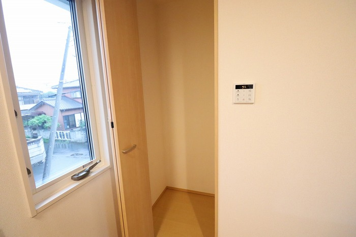 ファースト ステージの収納|キッチン横物入れ