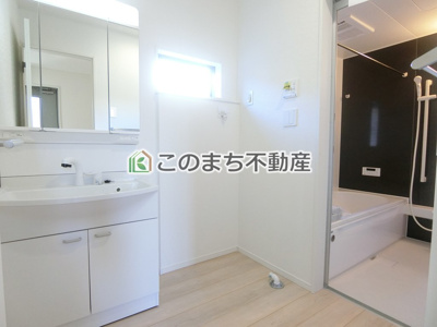 【洗面所】 | CRADLE GARDEN古河市中田第6　 | 同社施工物件写真。※建具やフローリング、その他仕様が異なる場合がございます。シャンプードレッサーで朝の身支度♪伸びるホースでお掃除も簡単清潔です！