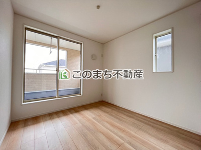 【洋室】 | CRADLE GARDEN古河市中田第6　 | 同社施工物件写真。※建具やフローリング、その他仕様が異なる場合がございます。2階洋室もたくさんの日差しが差し込みます♪