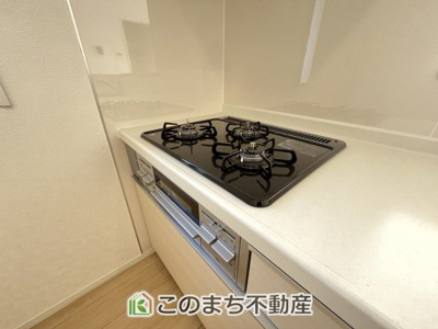【キッチン】 | CRADLE GARDEN古河市中田第6　 | 同社施工物件写真。※建具やフローリング、その他仕様が異なる場合がございます。3口ビルトインコンロで同時調理可能♪時短家事につながりますね♪