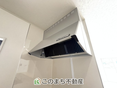 【設備】 | CRADLE GARDEN古河市中田第6　 | 同社施工物件写真。※建具やフローリング、その他仕様が異なる場合がございます。シンプルなレンジフード☆お料理の匂いもすっきり吸引します