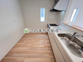 【キッチン】 | CRADLE GARDEN古河市中田第6　 | 同社施工物件写真。※建具やフローリング、その他仕様が異なる場合がございます。人気の対面式キッチン☆料理をしながらご家族とコミュニケーションが取れます♪