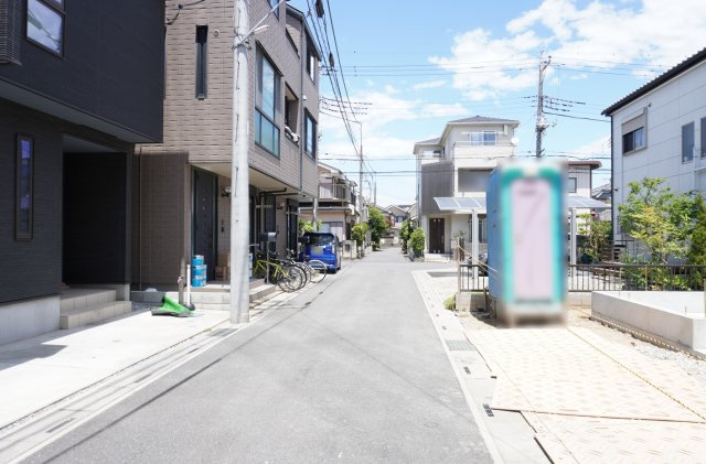 越谷市大字大林 新築分譲住宅の前面道路含む現地写真