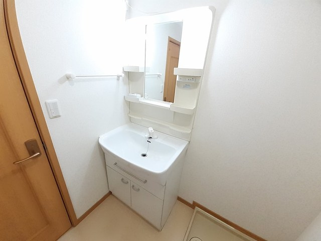 プリムローズⅡ参番館の独立洗面台|洗面所