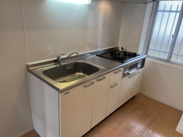 サンコーポタカキのキッチン|【２ＬＤＫ物件】システムキッチン（ガスコンロ付）、使い勝手がいいキッチン周りです♪